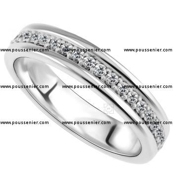 brilliant alliance ring with one row of brilliant cut diamonds set completely around pavé