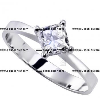 solitaire ring with a princess cut diamond set with four prongs in lozange compared to the sllim flat shank