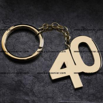 sleutelhanger verjaardagsgetal of leeftijd "40" uitgezaagd en gemonteerd met een ketting aan een veerring