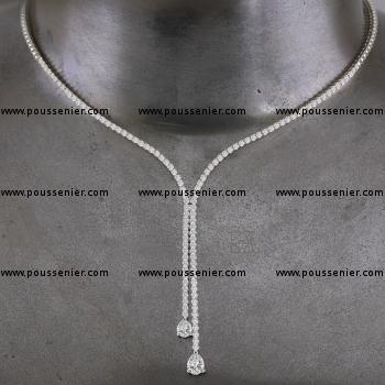 Toi et Moi tennis halsketting met twee peervormig geslepen diamanten en kleinere briljanten gezet met vier griffen of klauwen