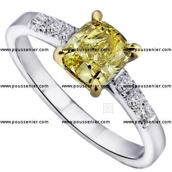 ring met een cushion geslepen centrale fancy intense yellow diamant waarnaast twee keer drie briljant geslepen diamanten kasteel gezet