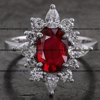 ring met natuurlijke rode robijn omringd met briljanten en peervormige diamanten