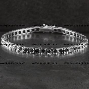 btennis bracelet or rivière with black brilliant cut diamonds set with grains in square blocks with mirror-like effect finishing