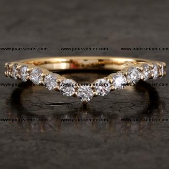 curved ring or corner ring with a curved V-shape with brilliant cut diamonds set with two prongs between two stones to match witth a solitaire ring (can be worn together with an engagement ring)