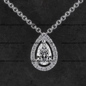 entourage or halo pendant with a pear-shaped diamond with some space in between surrounded with smaller brilliant cut diamonds mounted on a força chain with small donuts