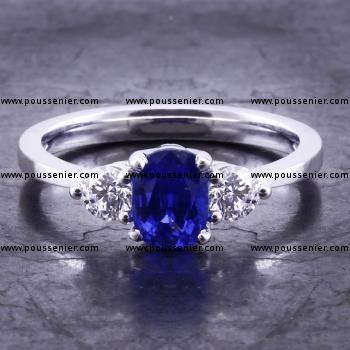 ring met een cushion geslepen saffier en twee briljant geslepen diamanten ernaast gemonteerd op een fijnere band