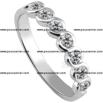 alliance ring with brilliant cut diamonds set in oblique s-s-s-s