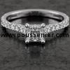 solitairering met een grotere centrale princess geslepen diamant 0.60 E VS2 EX VG N GIA 1477589124 geflankeerd door kasteelgezette briljant geslepen diamanten gemonteerd op strakke band met de zetting opzij gezet