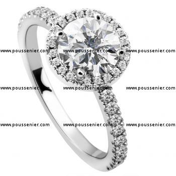 entourage ring met een centrale briljant geslepen diamant omringd met diamanten