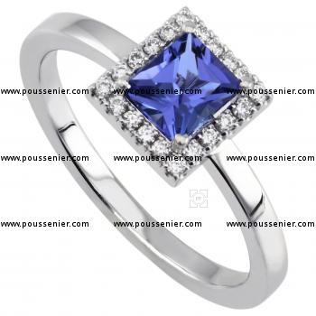 entourage ring met een centrale vierkantige of carré geslepen tanzaniet laag op de band en omringd met briljant geslepen diamanten