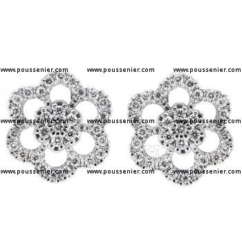 flower earrings with brilliant cut diamonds set in the middle with prongs, around castleset