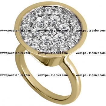 ring met een omgekeerde iets rechtere afgeknotte kegel pavé gezet met briljant geslepen diamanten