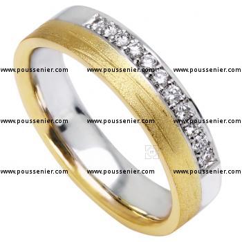 wedding ring with one side pavé set with brilliant cut diamonds and one side finished with satin cut line structure. Inside paralyzed.