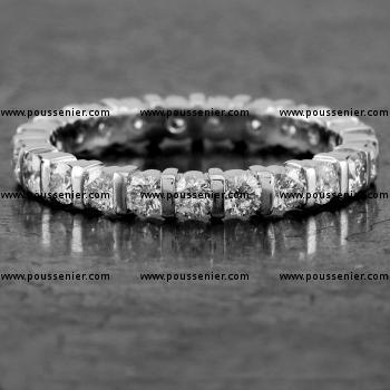 alliance ring met briljant geslepen diamant met barzettin oftewel een zetting met dwarsbalkjes voor een strakke en moderne uitstraling