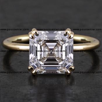 solitaire ring met een Asscher geslepen diamant gezet met vier dubbele griffen op een fijne band met een rond profiel