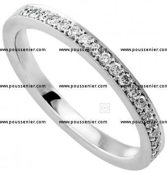 alliance wedding ring with a row of diamonds in pavé setting with two grains between each diamond