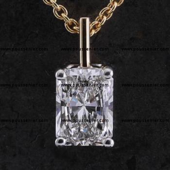 handgemaakte solitaire hanger met een radiant geslepen diamant gezet met vier griffen gemonteerd aan een enkel fijn beugeltje inclusief fijne ankerketting