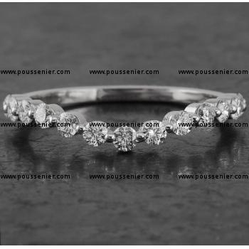 gebogen ringetje of hoekring met een gebogen V-vorm met briljant geslepen diamanten gezet met twee grifjes om aan te sluiten aan een solitairering (samendraagbaar met een verlovingsring)