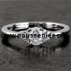 handgemaakte ring met een ovale diamant 0.3ct SI1-G EX/VG GIA 2346138371 NIL waarnaast drie briljant geslepen diamantjes 1.5mm? gezet met greintjes kasteel pavé