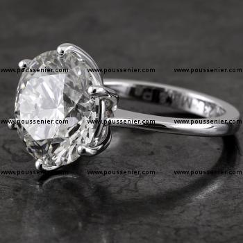 handgemaakte solitairering met een grotere diamant gezet met zes griffen verstevigd met een rondel
