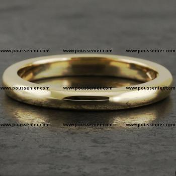 convex wedding ring with slightly higher rectangular profile, rounded at the top and flat on the sides and inside