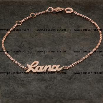 bracelet with a name tag or hand-cut name of four letters like Lana, mounted on a força chain with extra eyelets at 1 and 2 cm 