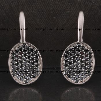pavé earrings with a assymetric disc random pavé set with black brilliant cut diamonds mounted on clips (Assorti RG1169AH/23/PAV/BLACK & HG0306AH/23/PAV/BLACK)