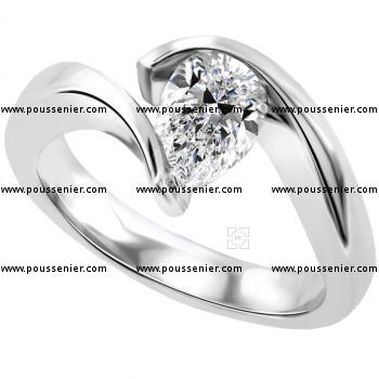 soltaire ring with pear shaped diamond hold in between