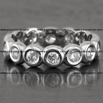 alliance ring with larger brilliant cut diamonds set in rounded pots or donuts