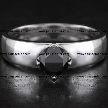 handgemaakte solitaire ring met een zwarte of black irradiated diamant gezet met vier griffen met KB-achtige zetting op een bredere lichtbollige band