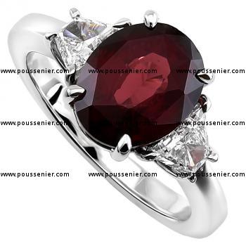 ring met een ovaal geslepen Red Garnet of rode granaat waarnaast twee trapezium geslepen diamanten