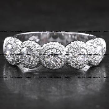 entourage alliance ring met grotere briljant geslepen diamanten gezet in bollige potzettingen of donuts omringd met kleinere briljant geslepen diamanten