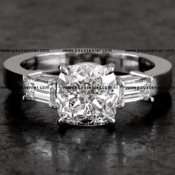 handgemaakte ring met een centrale cushion geslepen diamant waarnaast twee baguette geslepen diamanten gemonteerd op een strakke band