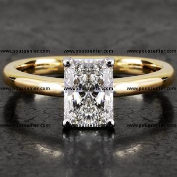handgemaakte solitairering met een rechthoekig radiant geslepen diamant gezet met vier griffen bollige zetting ronde griffen
