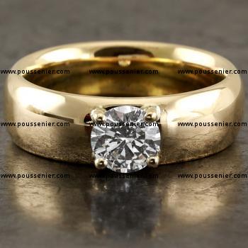 solitaire ring licht bollig buiten en binnenin (lichter ovaal-profiel) met een briljant geslepen diamant gezet met vier ronde griffen