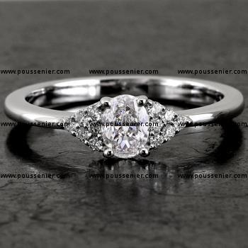 handgemaakte ring met een ovale diamant 0.3ct SI1-G EX/VG GIA 2346138371 NIL waarnaast drie briljant geslepen diamantjes 1.5mm? gezet met greintjes kasteel pavé