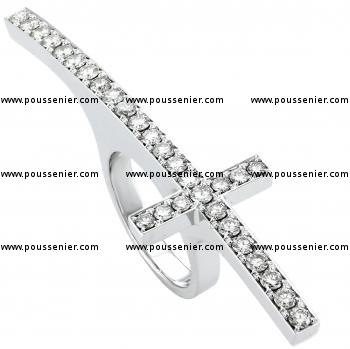 licht gebogen ring kruisbrug met briljant geslepen diamanten op één rij pavé gezet
