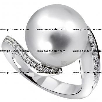 ring met een South Sea parel omarmd met een kasteel bezette band met briljant geslepen diamanten