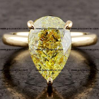 handgemaakte solitairering met een fancy yellow peer geslepen diamant gezet met drie griffen gemaakt met ronde draad (samendraagbaar met trouwring)
