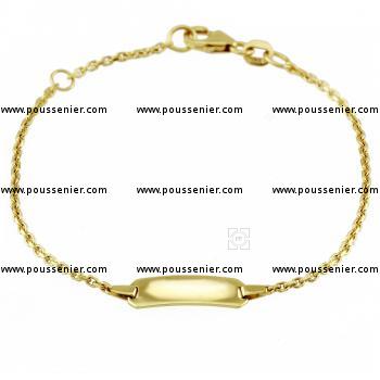 baby bracelet with an rectangular plate on a flatted rolo chain with in between a ring on 2cm (exclusive engraving)