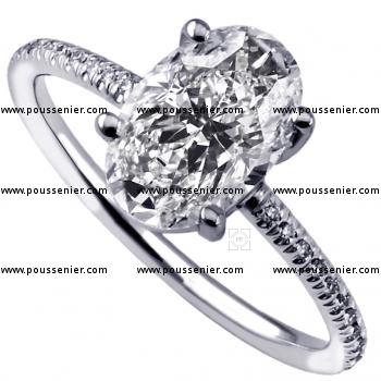 ring met een ovaal geslepen diamant gezet met vier griffen op een bandje met een rond profiel kasteel pavé bezet met kleine briljant geslepen diamanten