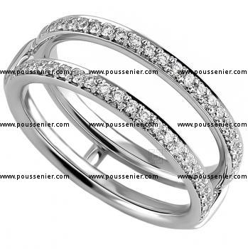 dubbele alliance ring of inschuifring voor een solitariering onderaan met licht bollig profiel binnen en buiten en half bezet met kleine briljant geslepen diamanten 