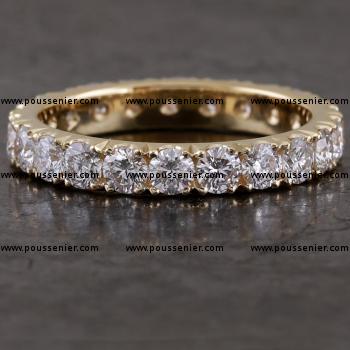 alliance ring met briljant geslepen diamanten in kasteelzetting op een strak rechthoekig profiel