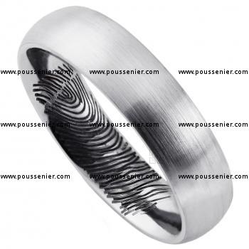 wedding ring slightly rounded also on the inside with a fingerprint black lasered engraved