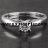 handgemaakte solitairering met een briljant geslepen diamant gezet in een 4-grifchaton zonder rondel gemonteerd op een band met bolle afwerking