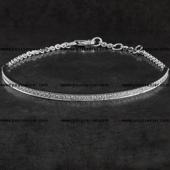 bracelet rolo or força with half a curved bar with brilliant cut pavé set diamonds finished with fillet or engraving (extra ring at 0.5cm and 1cm)