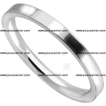 wedding ring flat outside, slightly rounded insde (flat court profile)