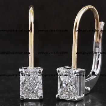 handgemaakte solitaire oorbellen met radiant geslepen diamanten gezet met vier gifjes aan een haak met clipsysteem