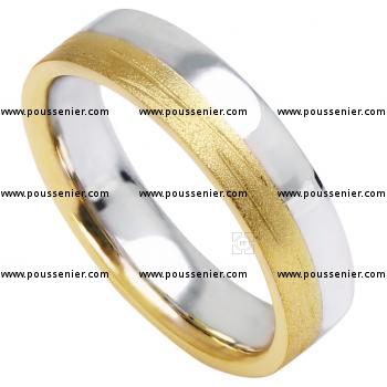 wedding ring with one half bright and one half finished with satin cut line structure. Inside paralyzed.