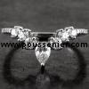 ring met natuurlijke peer geslepen diamant waarnaast aflopend ronde briljant geslepen diamanten gezet met ronde griffen of klauwen samendraagbaar met een verlovingsring